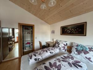 Bijou Homestay I - Room w Balcony, Mountain & Garden Views