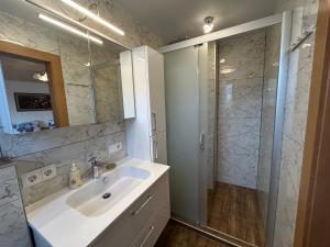 Bijou Homestay I - Room w Balcony, Mountain & Garden Views