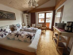 Bijou Homestay I - Room w Balcony, Mountain & Garden Views