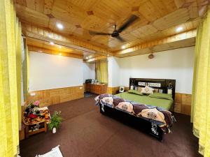 The Pine Pause-Hallan-i