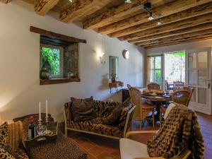 Maisons de vacances Romantic cottage with shared swimming pool : photos des chambres