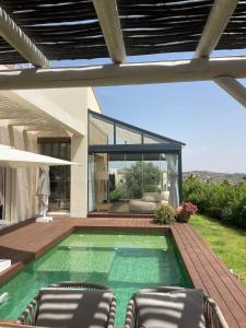 Beautiful New Home & Pool Mountain View