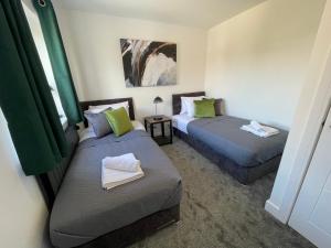 Brand New High Spec House with Parking & Wi-Fi By Home Away From Home - B