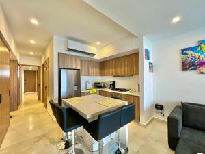 Vista Azul Sleek beachfront 1-bedroom condo with stunning bay views