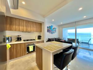 Vista Azul Sleek beachfront 1-bedroom condo with stunning bay views