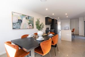 New Luxury Spacious private convenient hilltop view 3BD