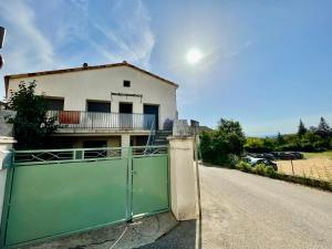 Charmant T2, centre village