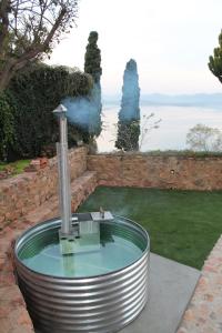 Enso Botanico Boutique Wellness Villa, with an outside wood-fire Hot Tub in Kosmos