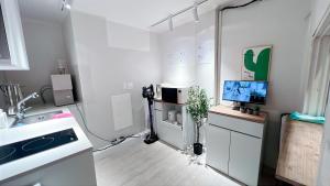 10 seconds to the subway station, 15 minutes to Gangnam, 20 minutes to Jamsil, 3 bedrooms, 2 bathrooms