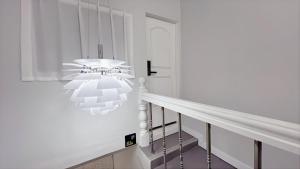 10 seconds to the subway station, 15 minutes to Gangnam, 20 minutes to Jamsil, 3 bedrooms, 2 bathrooms