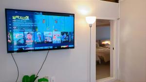 10 seconds to the subway station, 15 minutes to Gangnam, 20 minutes to Jamsil, 3 bedrooms, 2 bathrooms