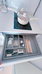 10 seconds to the subway station, 15 minutes to Gangnam, 20 minutes to Jamsil, 3 bedrooms, 2 bathrooms