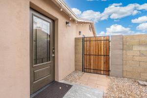 Private Suite with 1 queen and 1 twin bed close to Hwy 51 and MayoClinic in Phoenix, Arizona