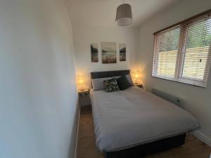 1-Bed Cosy Cottage near Emerald Park - Sleeps 5