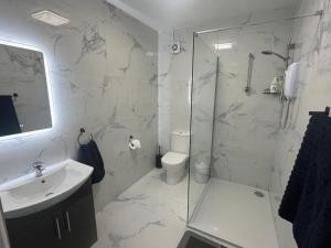 1-Bed Cosy Cottage near Emerald Park - Sleeps 5