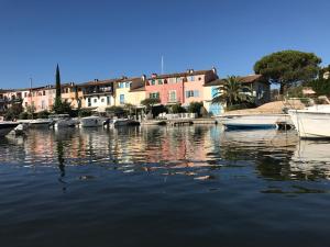 appartement avec amarrage bateau jardin port grimaud