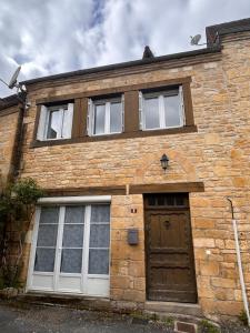Petite maison au pied du château