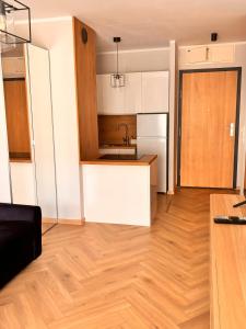APARTAMENT CEGLANA 55, przy szpitalu okulistycznym, darmowe miejsce w garażu podziemnym, udogodnienia dla niepełnosprawnych