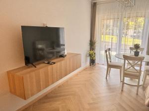 APARTAMENT CEGLANA 55, przy szpitalu okulistycznym, darmowe miejsce w garażu podziemnym, udogodnienia dla niepełnosprawnych