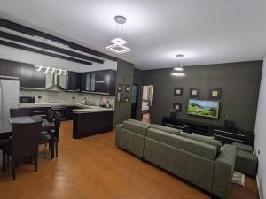 Classic villa-spacious city center free parking