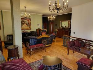 Classic villa-spacious city center free parking