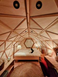 Tentes de luxe Camping de l-arche Roulotte geodesique : photos des chambres