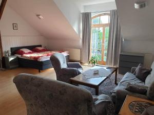 Ferienwohnung KIostermühle Irsee - Parkplätze, Spielplatz, Biergarten, Badesee, E-Auto Ladepunkt