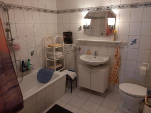 Ferienwohnung KIostermühle Irsee - Parkplätze, Spielplatz, Biergarten, Badesee, E-Auto Ladepunkt