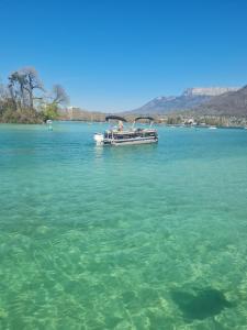 Appartements T2, balcon, centre et lac, garage, 73m2, calme chic : photos des chambres