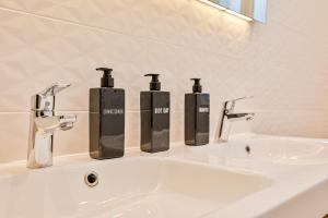 Appartements Elegant appartement 3 chambres, 3 salles de bain- Double sejour- Paris 16e- Calme et standing : Appartement 3 Chambres