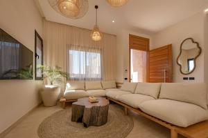 Villa Secret Oasis - 4 BR Rooftop, Pool&AC - Up to 10 guests