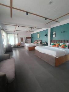 Peppy Nomads Luxuria