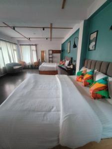 Peppy Nomads Luxuria