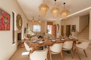 Villa Secret Oasis - 4 BR Rooftop, Pool&AC - Up to 10 guests