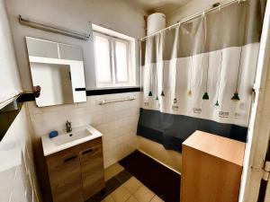 Large space on 2 levels with own roof in Townhouse