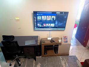 1BR Retreat w Balcony and Desk