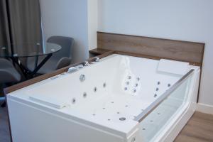 King Room with Spa Bath