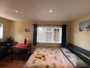 Studio-1-StainesHeathrowLondon-own entrance