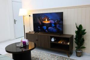 A spacious apartment with a full kitchen