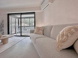 Théoule - Refait à neuf - 6 personnes - Parking - Clim