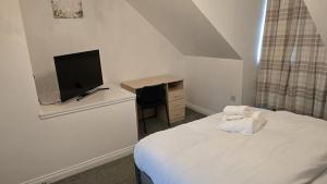 Cosy three bedroom spacious house with parking and Wi-Fi for 7guests