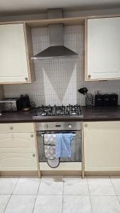 Cosy three bedroom spacious house with parking and Wi-Fi for 7guests