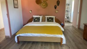B&B / Chambres d'hotes Domaine La Perruche Parenthese poetique Vue Mont-Saint-Michel & Petit-dejeuner festin : photos des chambres