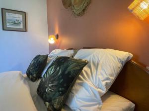 B&B / Chambres d'hotes Domaine La Perruche Parenthese poetique Vue Mont-Saint-Michel & Petit-dejeuner festin : photos des chambres