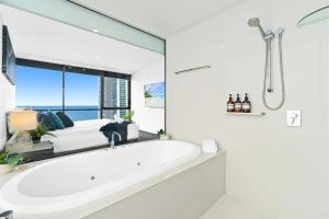 Level 43 Sky High 3BR Ocean View Apartment