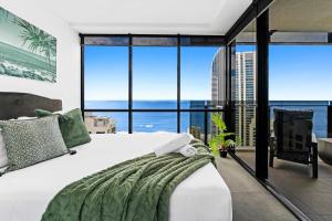 Level 43 Sky High 3BR Ocean View Apartment