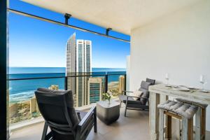 Level 43 Sky High 3BR Ocean View Apartment