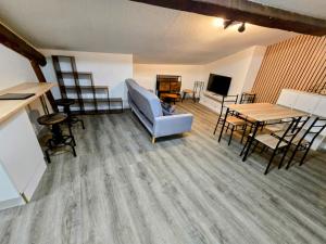 Appartements Grand 2 chambres 82m2 centre Foix stationnement juste devant le logement : photos des chambres