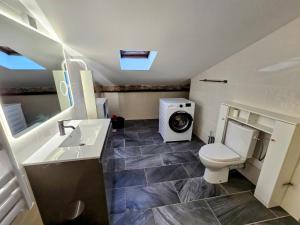 Appartements Grand 2 chambres 82m2 centre Foix stationnement juste devant le logement : photos des chambres