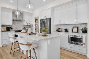 Modern Luxury Cozy Family Home - King Bed - AC - Sleeps 11 - High speed Wi-Fi - Netflix - Free Garage Parking - close to Airport and West Edmonton Mall